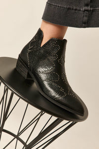 Botim preto cowboy com tachas e textura