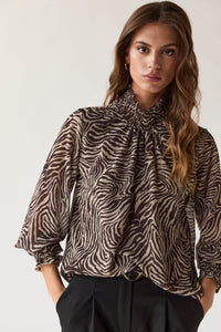 Blusa fluida cebra com gola fruncida