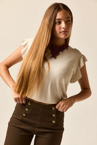 Top bege com mangas de folho e decote em bico