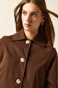 Gabardina curta castanha com botões de destaque