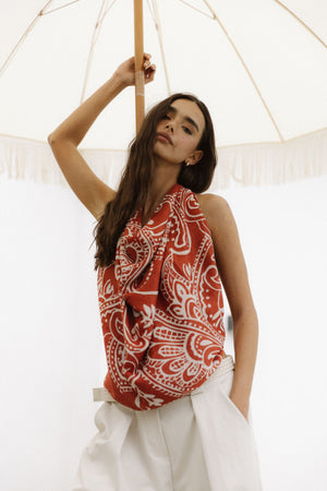 Lenço paisley bicolor com fundo vermelho