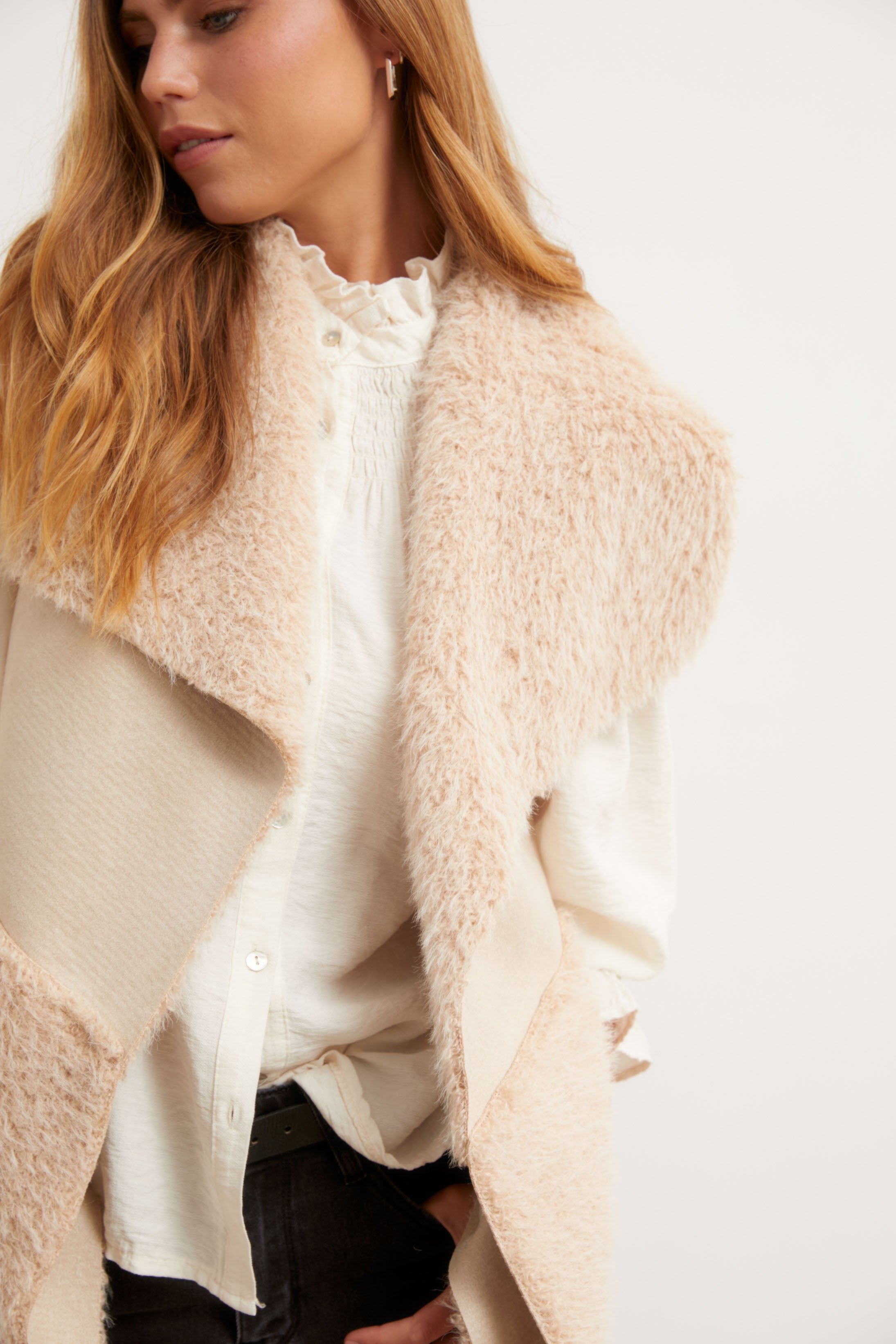 Chaleco pelo largo beige Algo Bonito