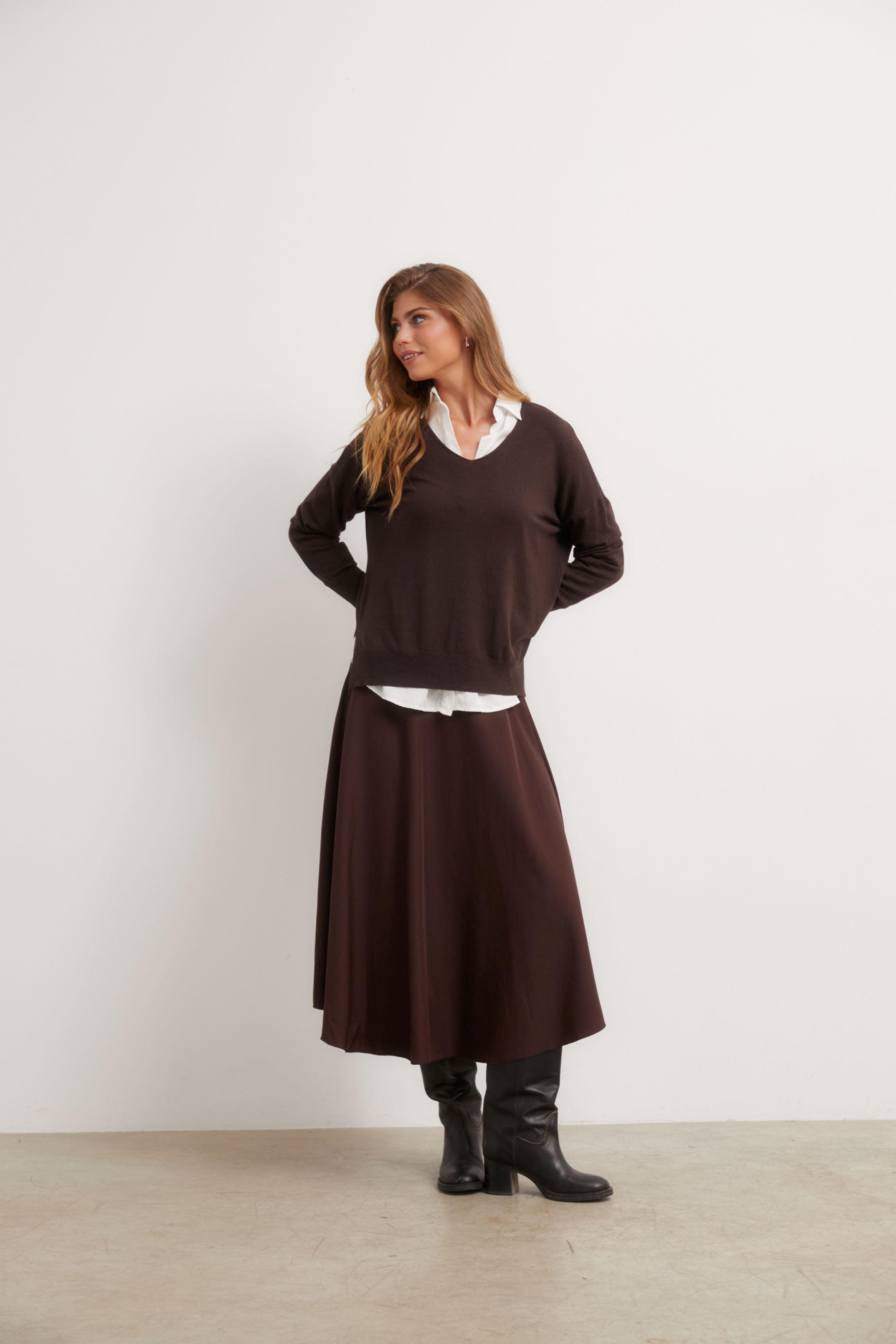 Falda midi de vuelo marrón Algo Bonito