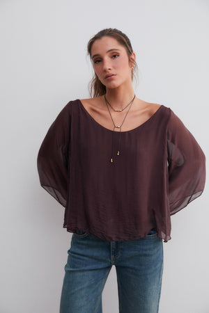 Blusa fluida seda decote amplo berenjena