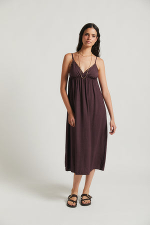 Vestido de alças com tachas beringela