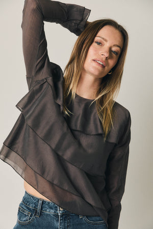 Blusa fina de capas em castanho