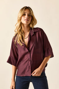 Blusa semitransparente granada manga três quartos