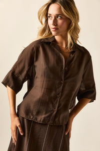 Blusa semitransparente castanha manga três quartos