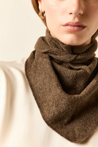 Lenço triangular castanho elegante com laço