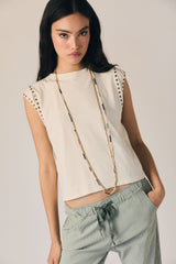 Camiseta sin mangas con tachas crudo