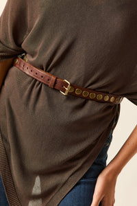 Cinto pele castanho com tachas douradas