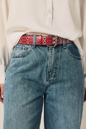 Cinto largo vermelho com tachas duplas