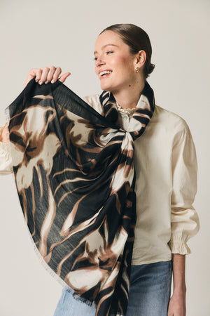 Foulard grande preto com estampado floral