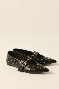 Sabrina preta com tachas e fivela