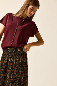 Top punto fino cuello barco burdeos