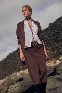 Saia midi castanha efeito camurça bolsos elegantes