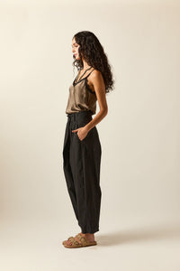 Calças Pretas Barrel com Cintura Média e Tecido Leve