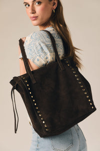 Bolsa tote em camurça castanha com tachas