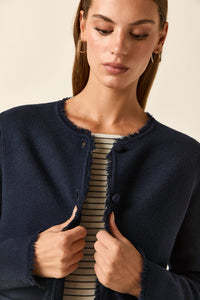 Casaco azul-marinho com bolsos e detalhes de franjas