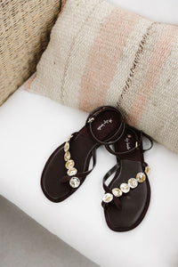 Sandalia plana monedas marrón chocolate