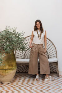 Pantalón cropped en color camel