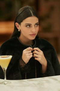 Abrigo corto de pelo negro