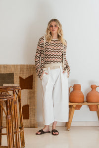 Pantalón cropped con cinturón blanco
