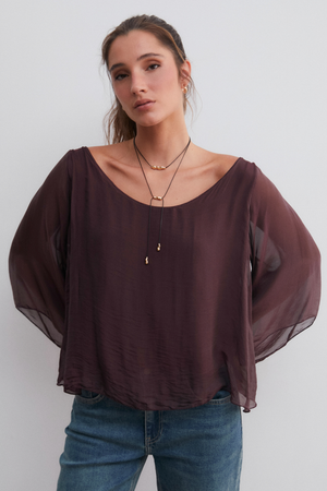 Collar de cuerdas negras con detalles metálicos dorados