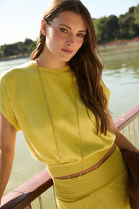 Top de raso manga corta ribete amarillo