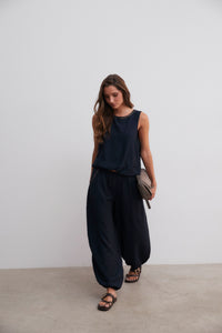 Pantalón bombacho azul marino con tachas decorativas