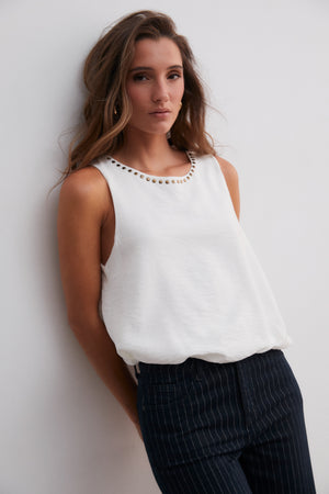 Top balão branco com tachas