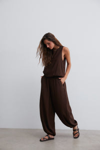 Pantalón bombacho marrón con tachas decorativas