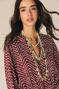 Collar largo multicadena con monedas doradas y cuentas naturales