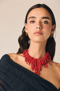 Collar cuentas con flecos rojo