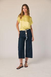 Calças cropped denim azul com lenço lateral
