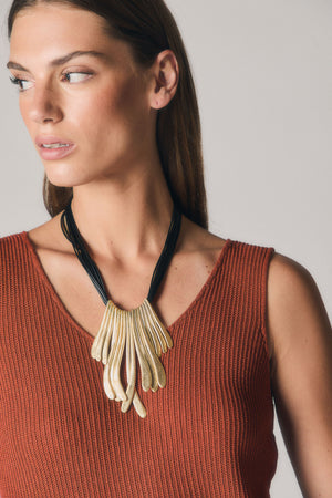 Collar piezas doradas negro
