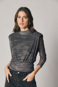 Top de tule camuflado com hombreras marcadas