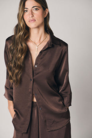 Blusa de cetim de manga três quartos Castanha