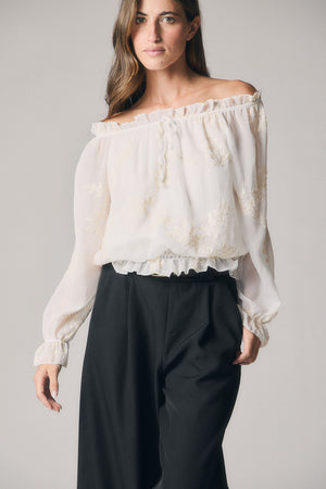 Blusa ombros descobertos bordada