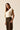 Top beige con volantes en las mangas