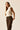 Top beige con volantes en las mangas