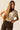 Top beige con volantes en las mangas