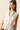 Blusa blanca sin mangas con volantes