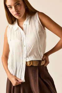 Camisa blanca sin mangas con botones