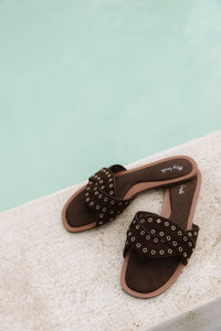 Sandalia plana pala tachas marrón