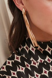 Brincos compridos dourados franjas metálicas