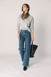 Jeans azul com cintura cruzada e botões