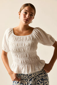Top blanco con frunces y manga corta