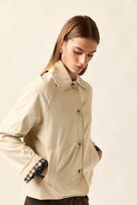 Gabardina corta beige forro interior
