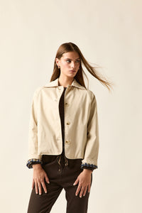 Gabardina corta beige forro interior